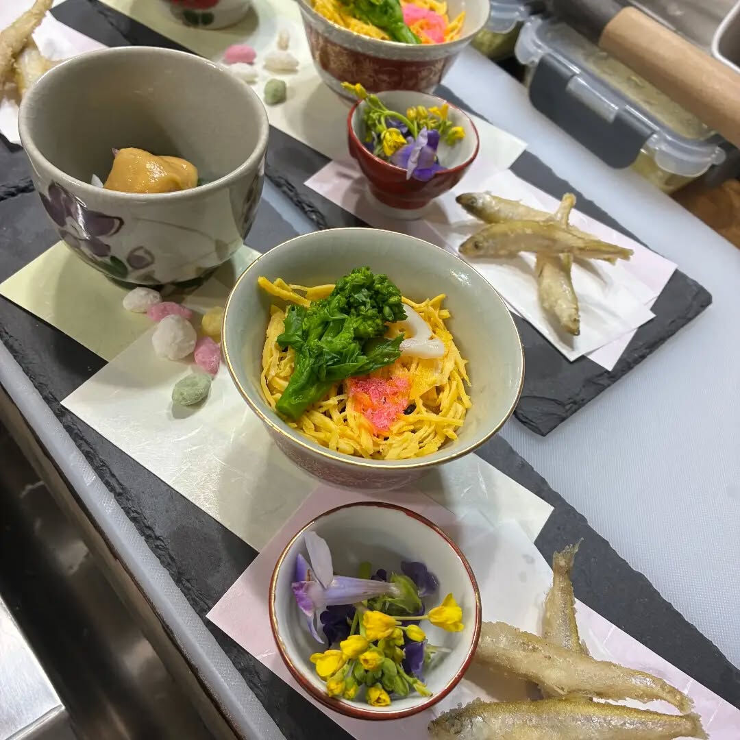 ワカサギとちらし寿司とアオリイカの酢みそ和えです