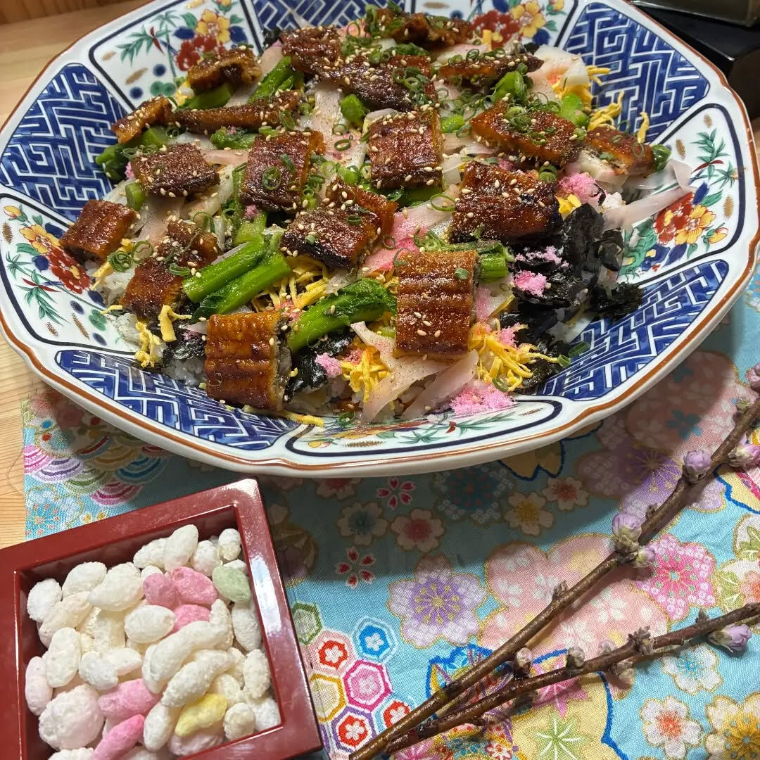 ３月３日のひな祭り🎎うなぎのチラシ寿司です
