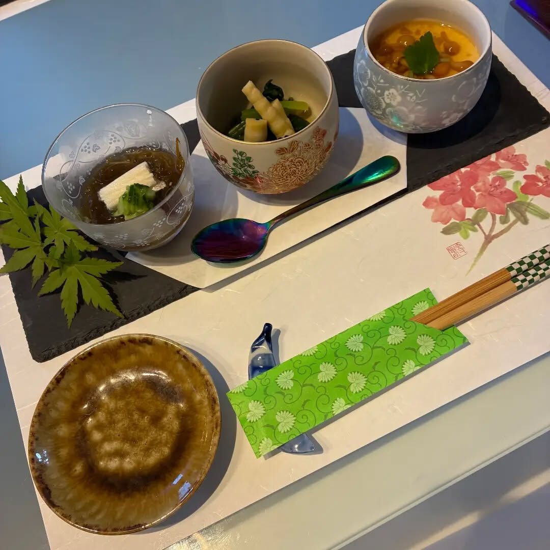 右から冷し茶碗蒸し、茄子のオランダ煮と小松菜とごさん竹のおひ