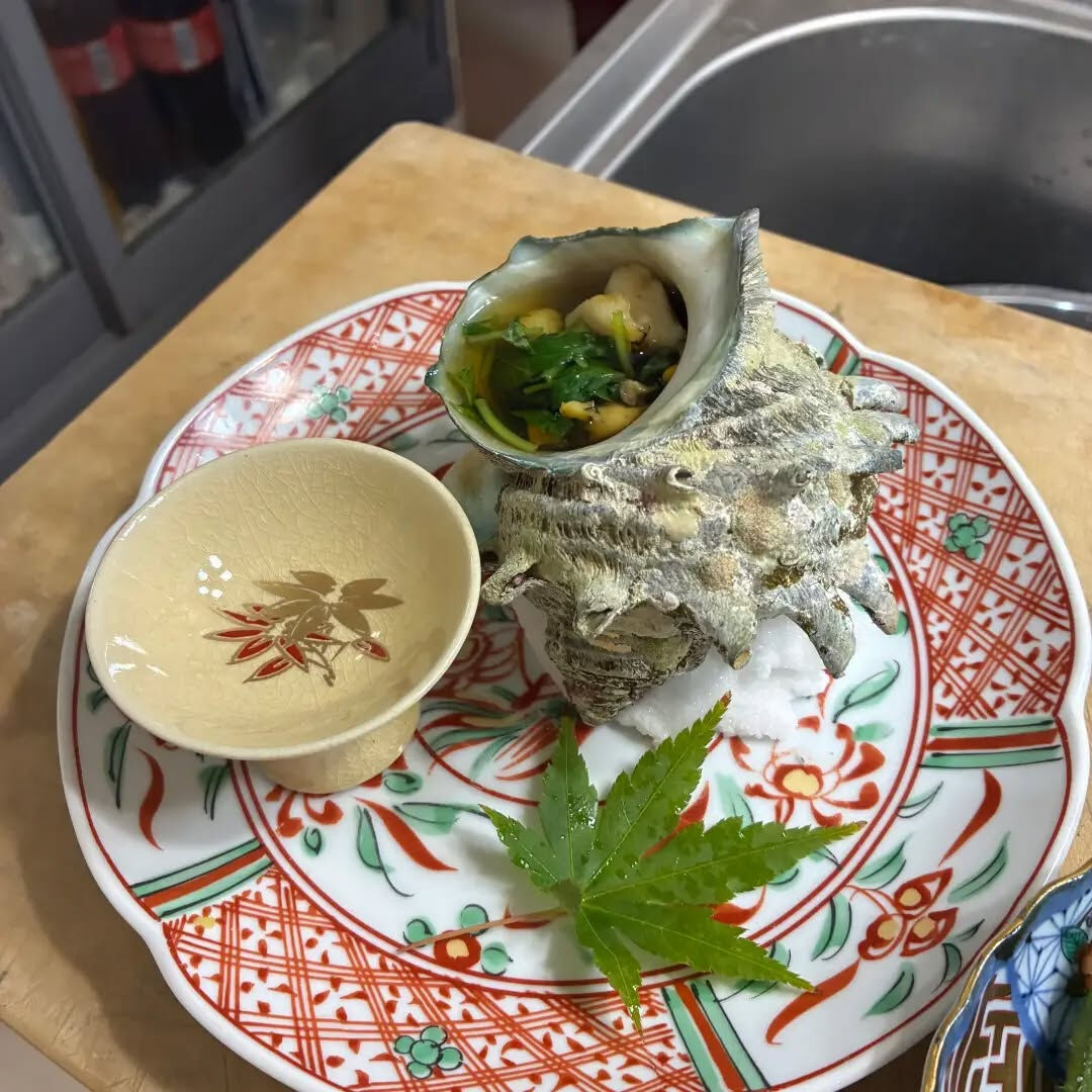 サザエの吸い地仕立てのつぼ焼きです