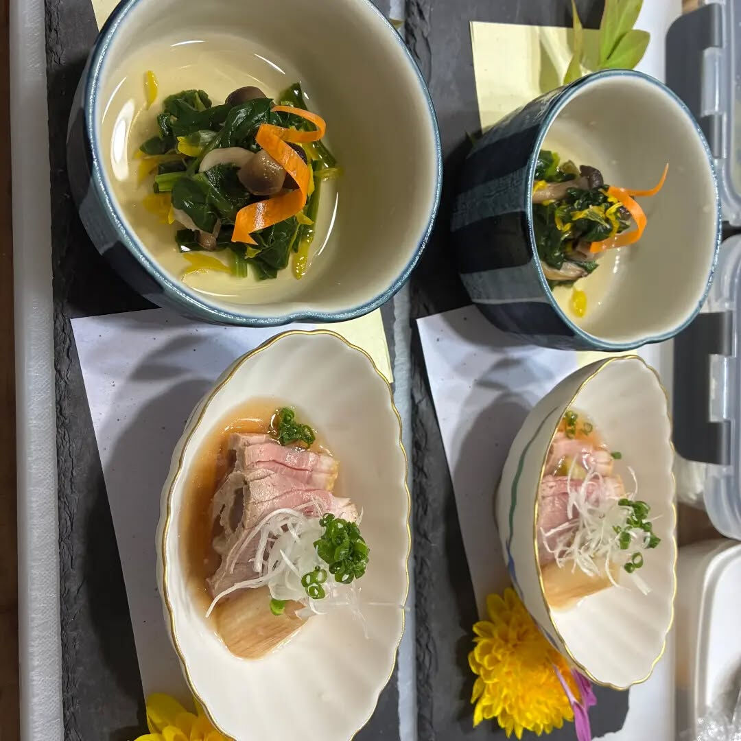 鴨ロースとほうれん草と菊花としめじのおひたしです