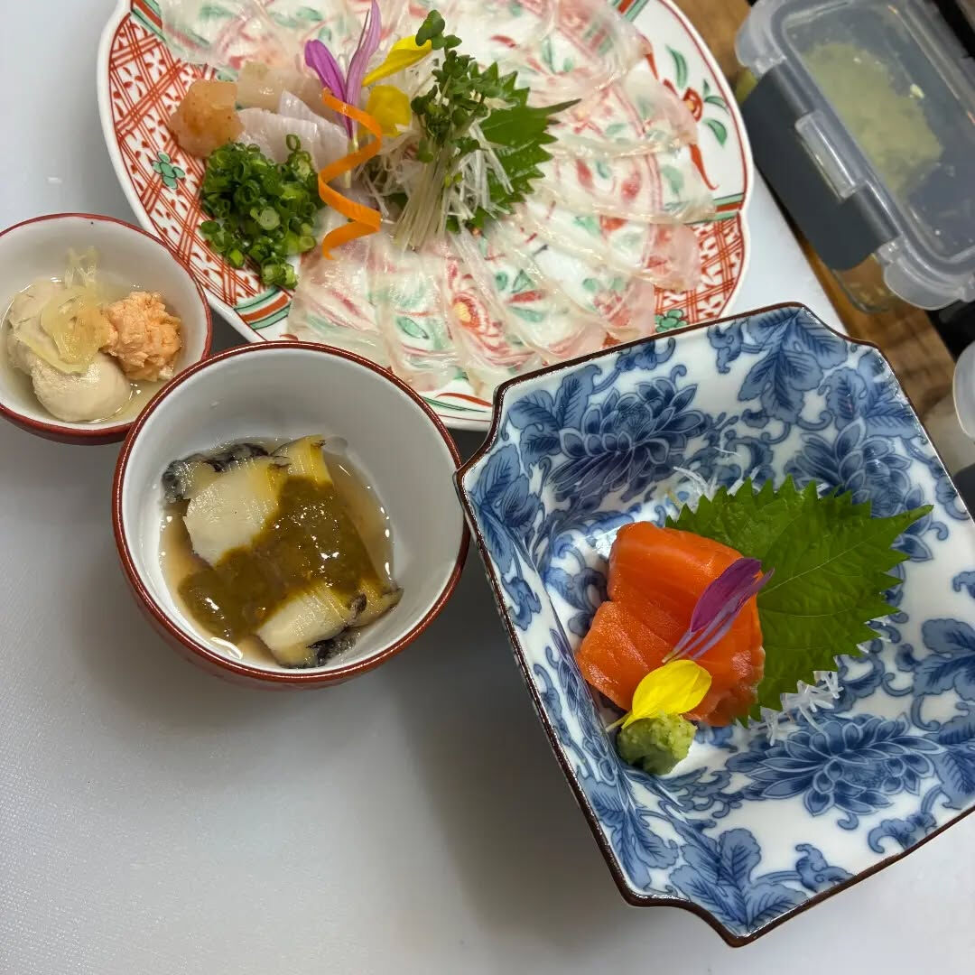 ひらめの薄造りと肝と卵、あわびの肝ソースかけ、サーモンのお刺